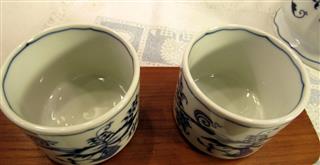 VINTAGE BLUE DANUBE BLUE ONION JAPAN BISCUIT JAR & JAMJARS W/WOOD LID & TRAY